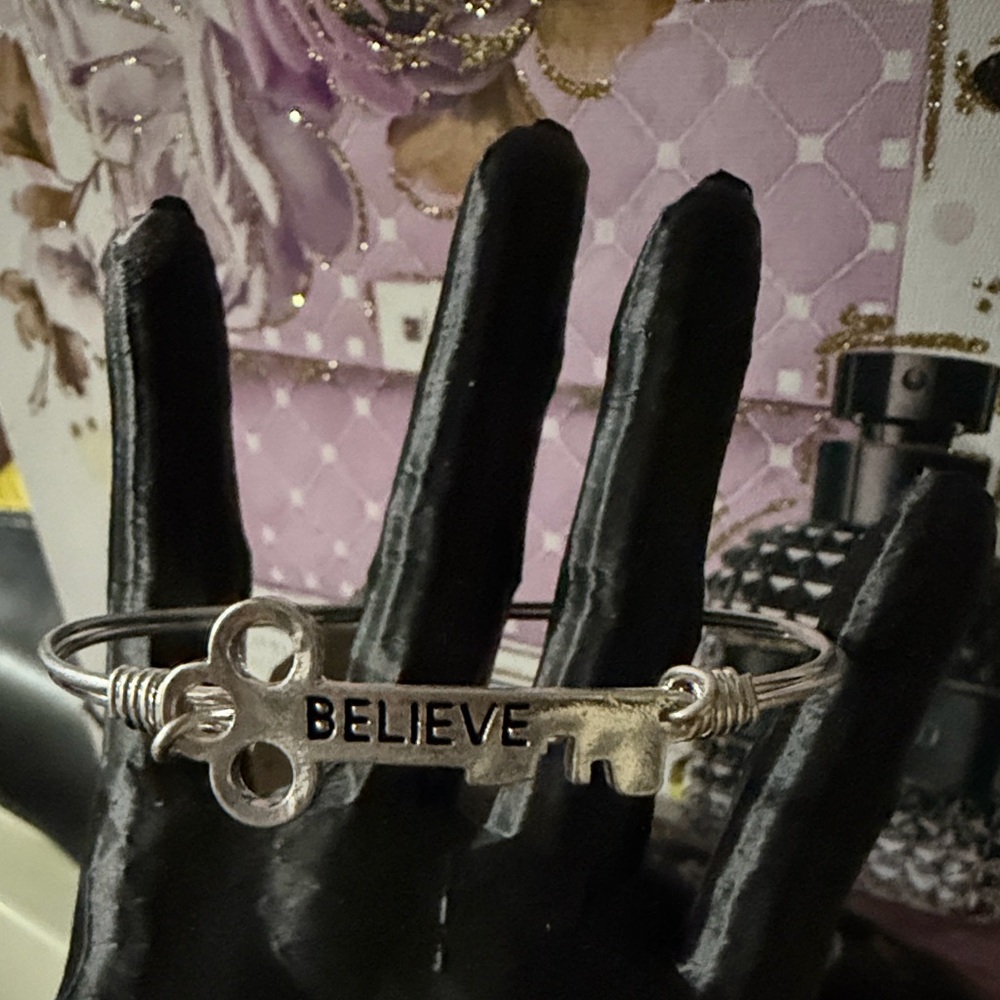 Clover Key BELIEVE Bangle Bracelet
